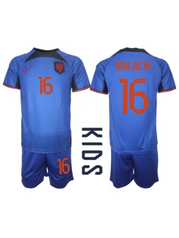 Nederländerna Tyrell Malacia #16 Replika Borta Kläder Barn VM 2022 Kortärmad (+ byxor)